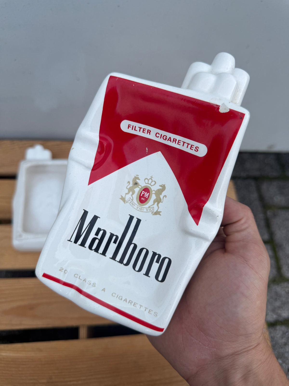 Marlboro pakje reclameasbak met oneffenheden