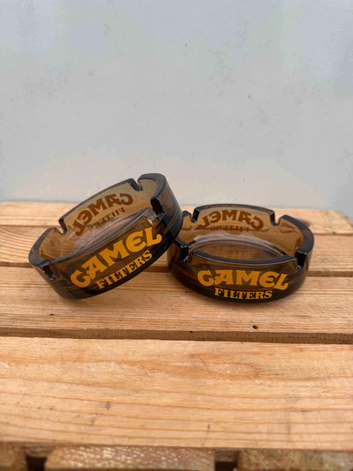 Camel Filters reclameasbak van bruin glas