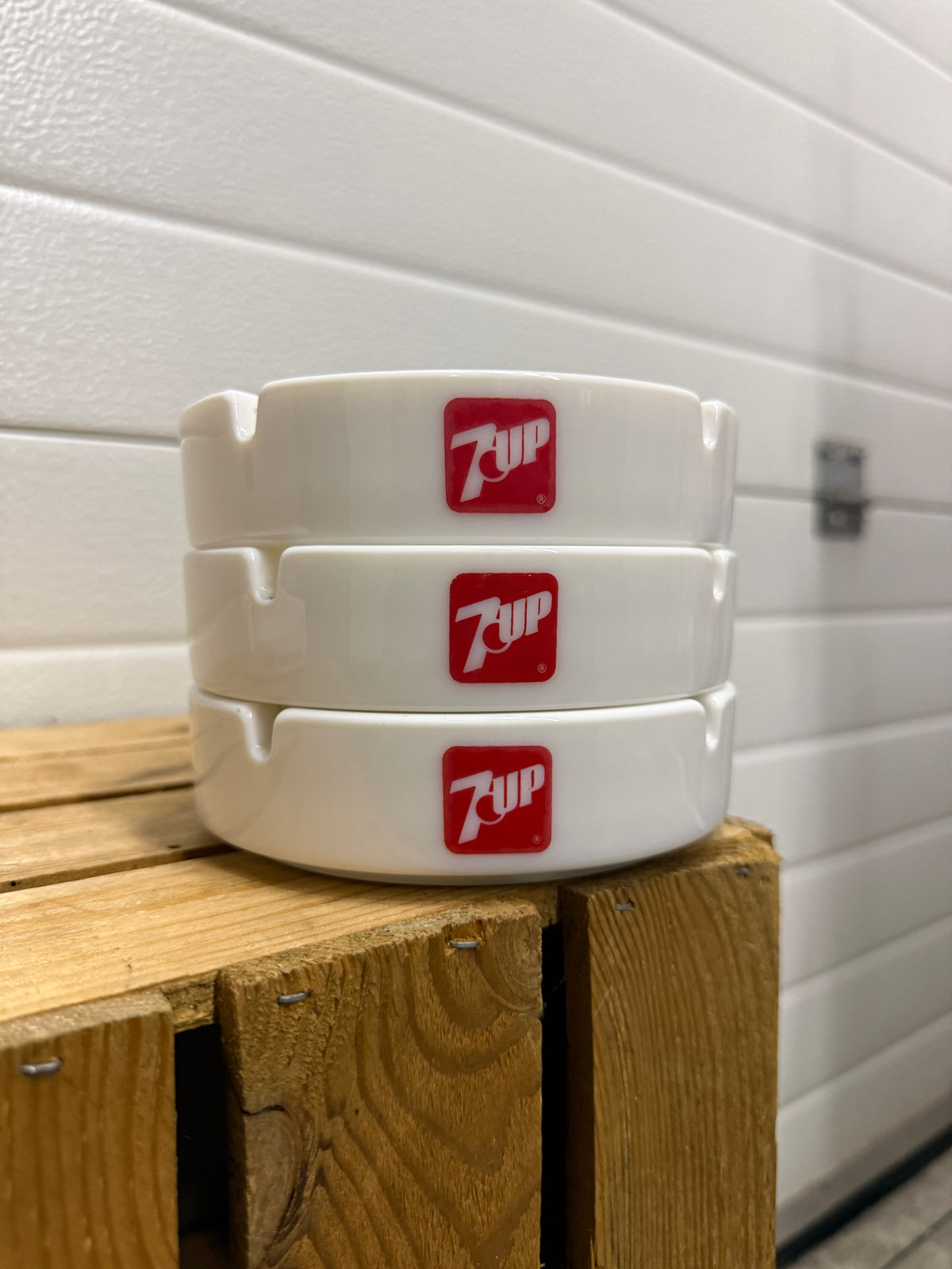 7UP opaalglazen reclameasbak
