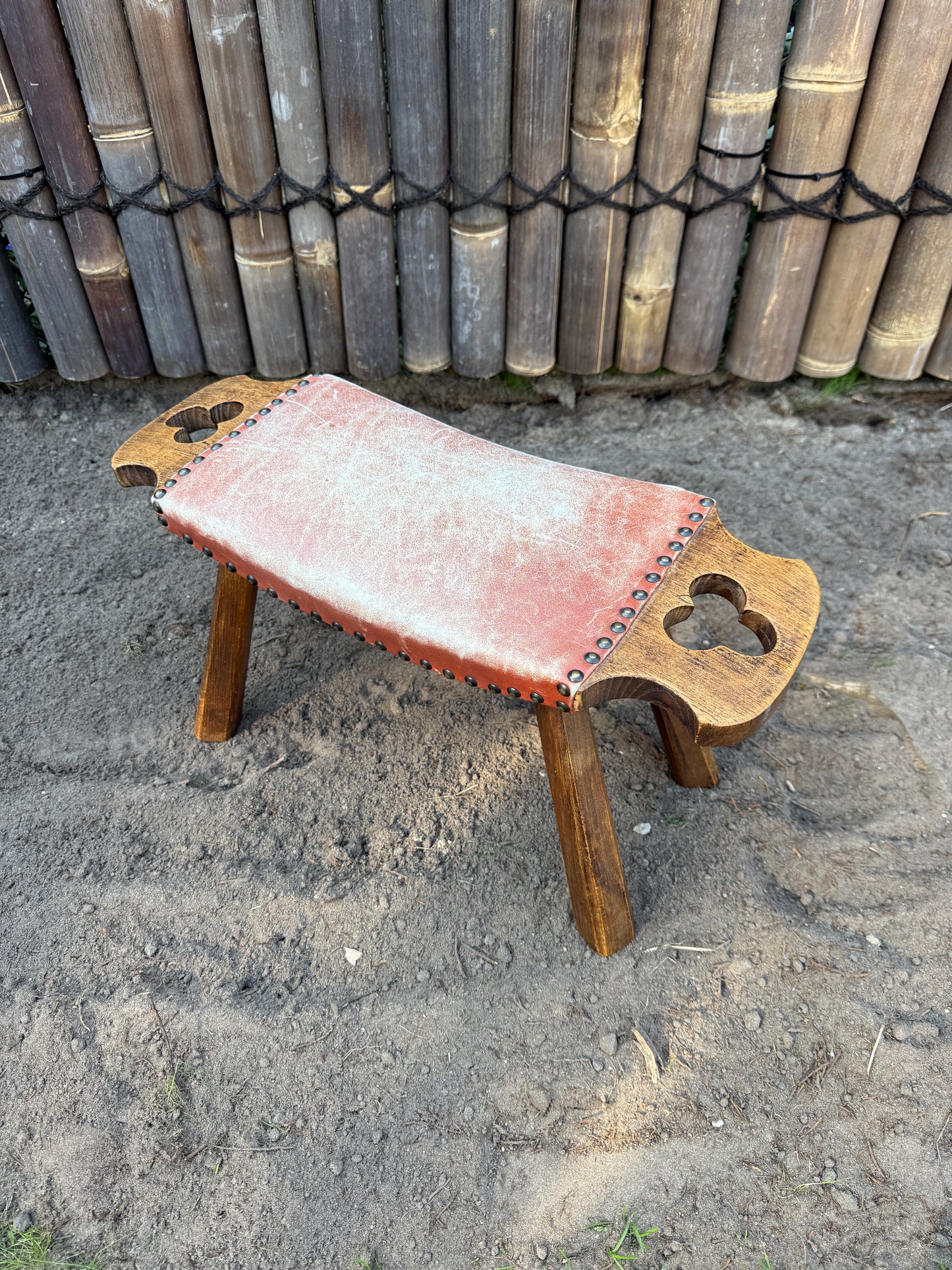 Vintage brutalist krukje hout en rood leer