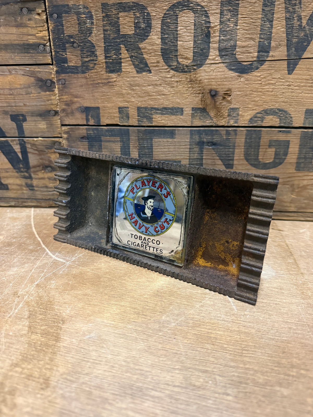 Vintage metalen reclameasbakken met glazen inzet