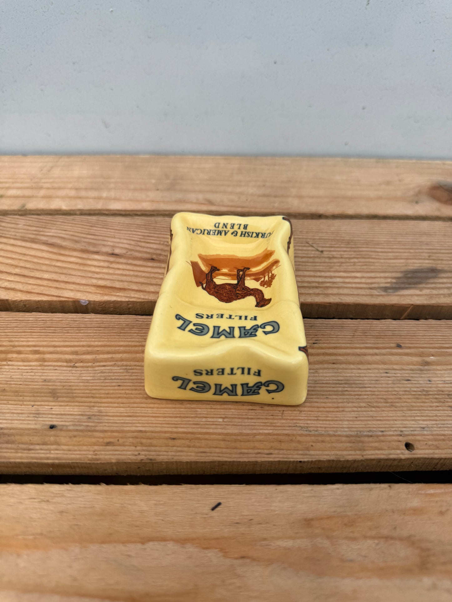 Camel reclame asbak pakvorm lichtgeel
