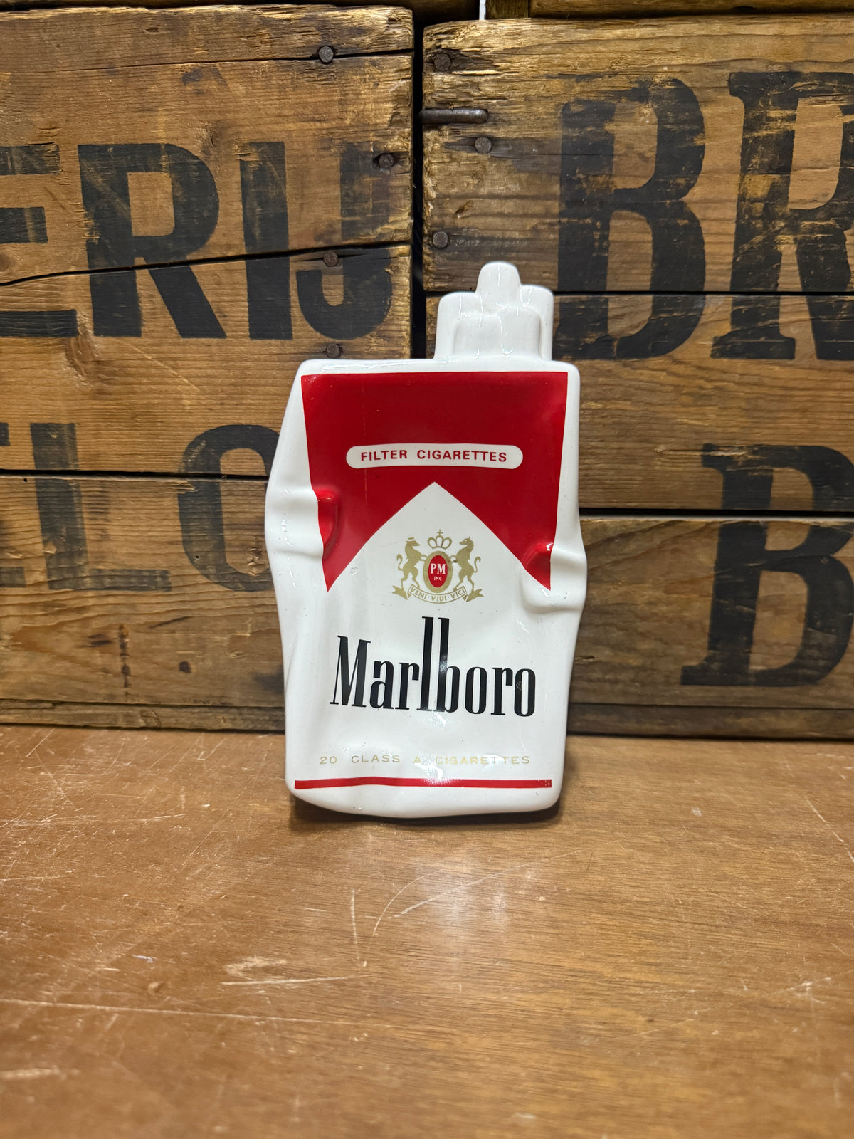 Marlboro verkreukeld pakje reclameasbak