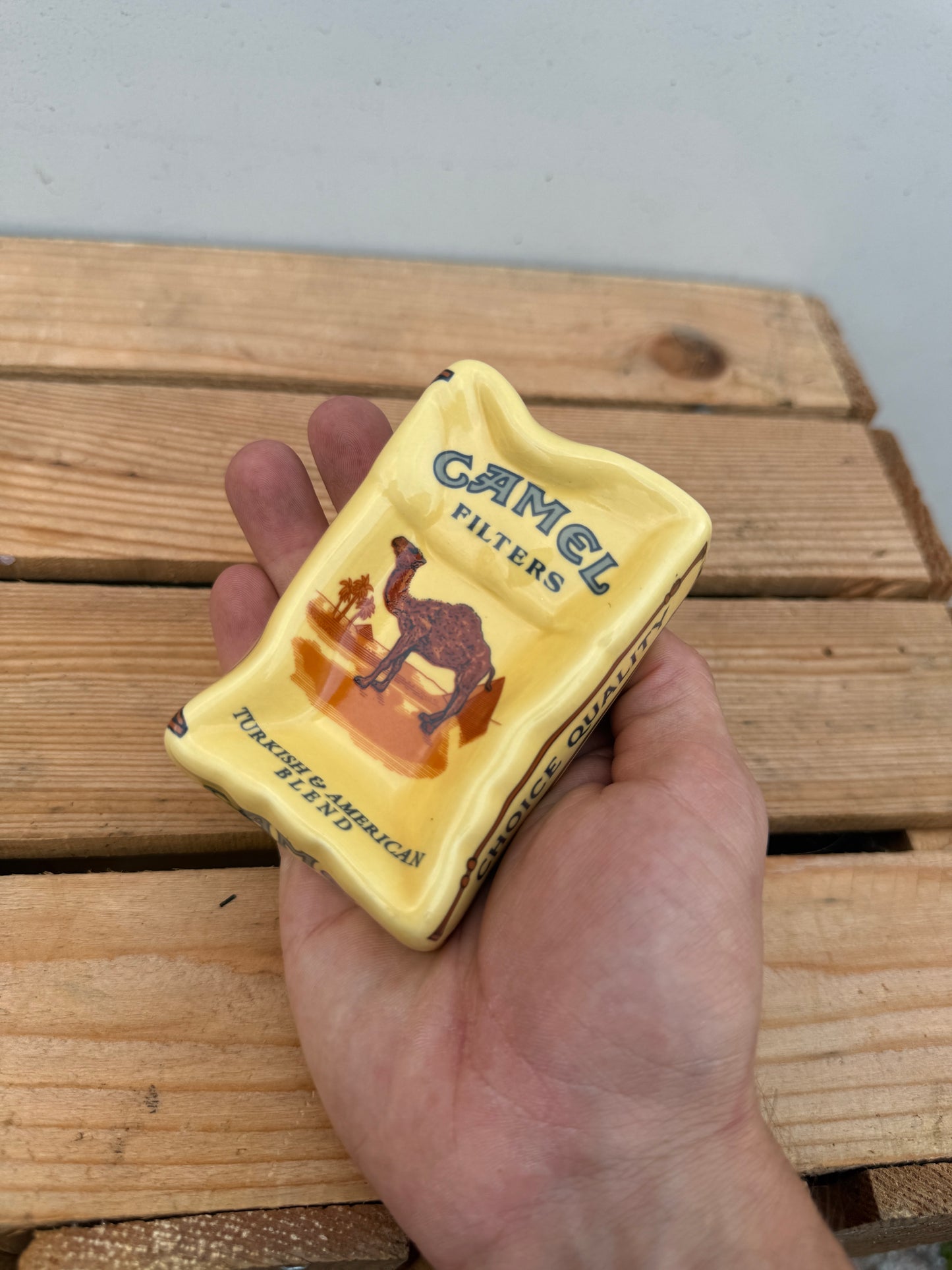 Camel reclame asbak pakvorm lichtgeel