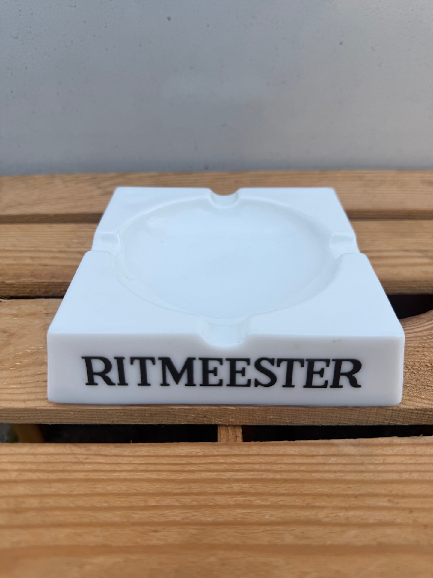 Ritmeester Mild Cigars reclame asbak opaalglas
