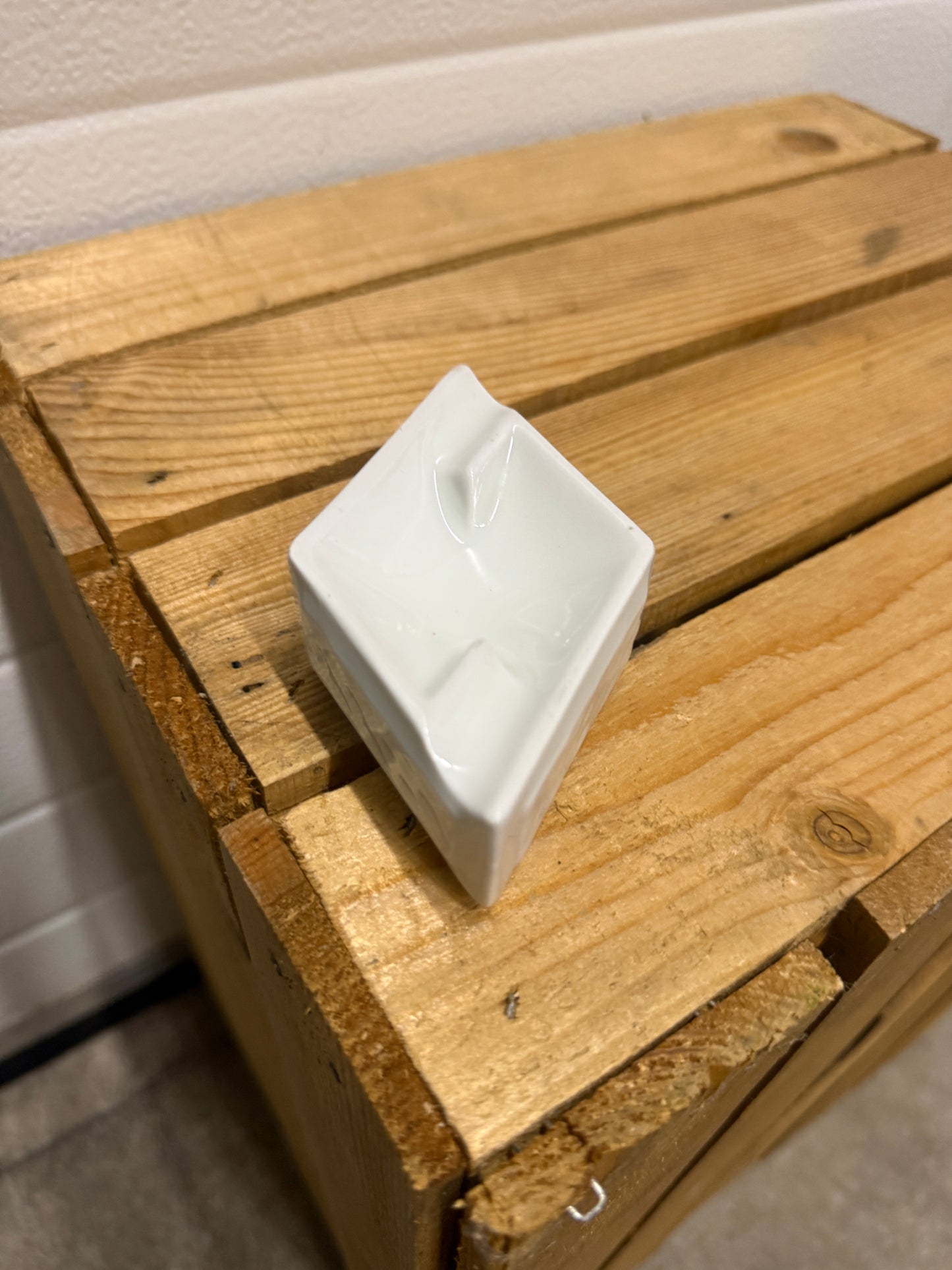 klein wit ruitvormig asbakje aardewerk