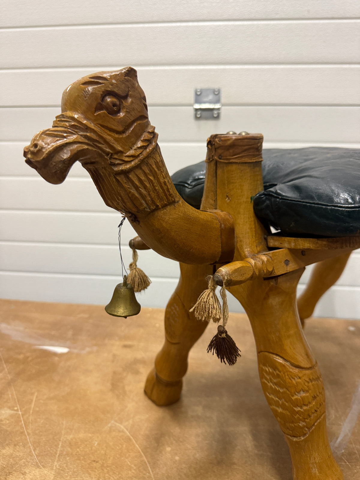 Vintage kamelenkrukje met groen leren kussen