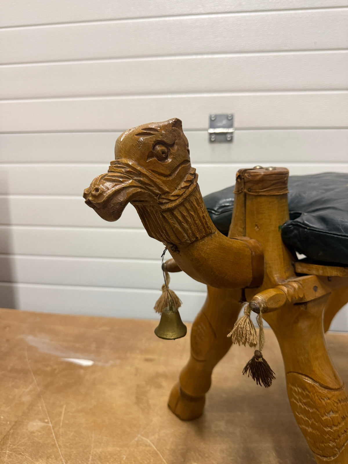 Vintage kamelenkrukje met groen leren kussen