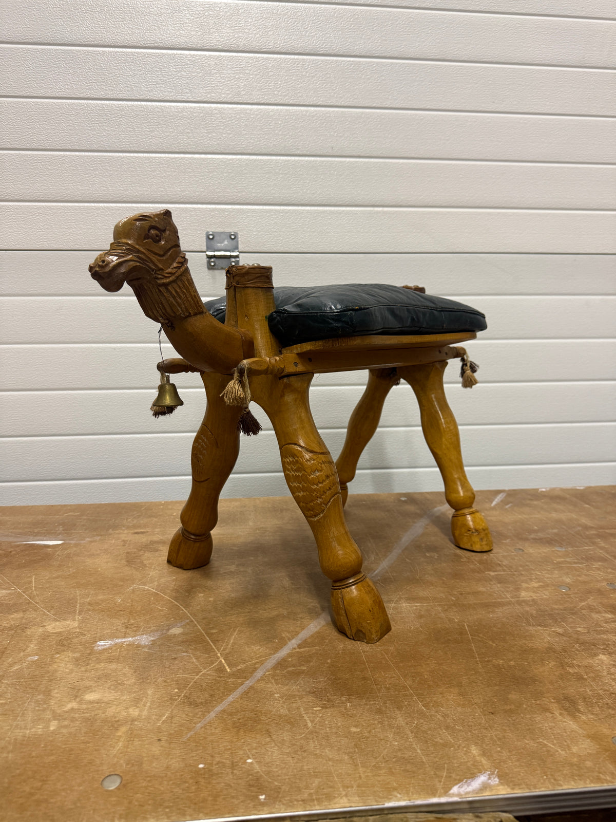 Vintage kamelenkrukje met groen leren kussen