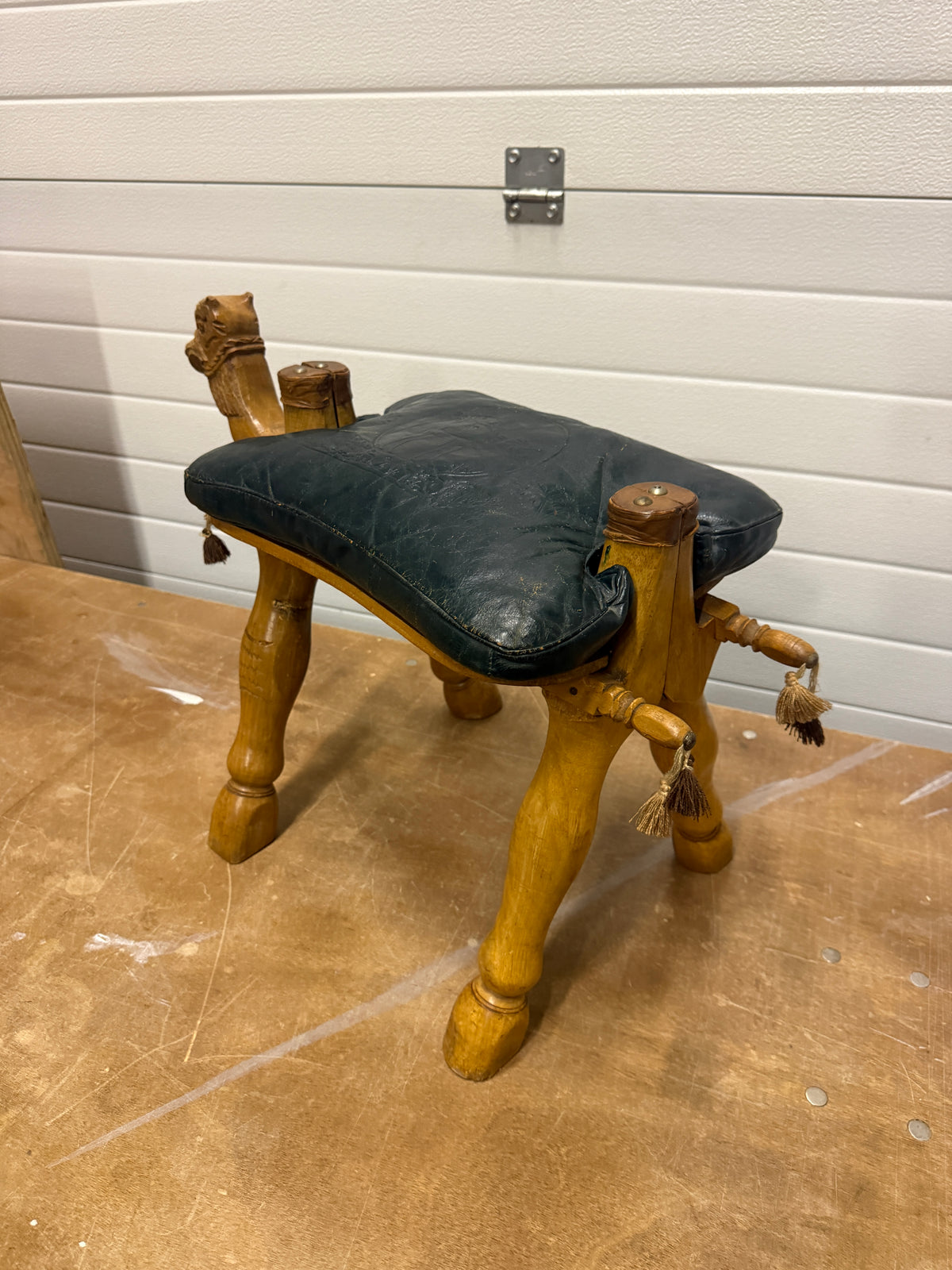 Vintage kamelenkrukje met groen leren kussen
