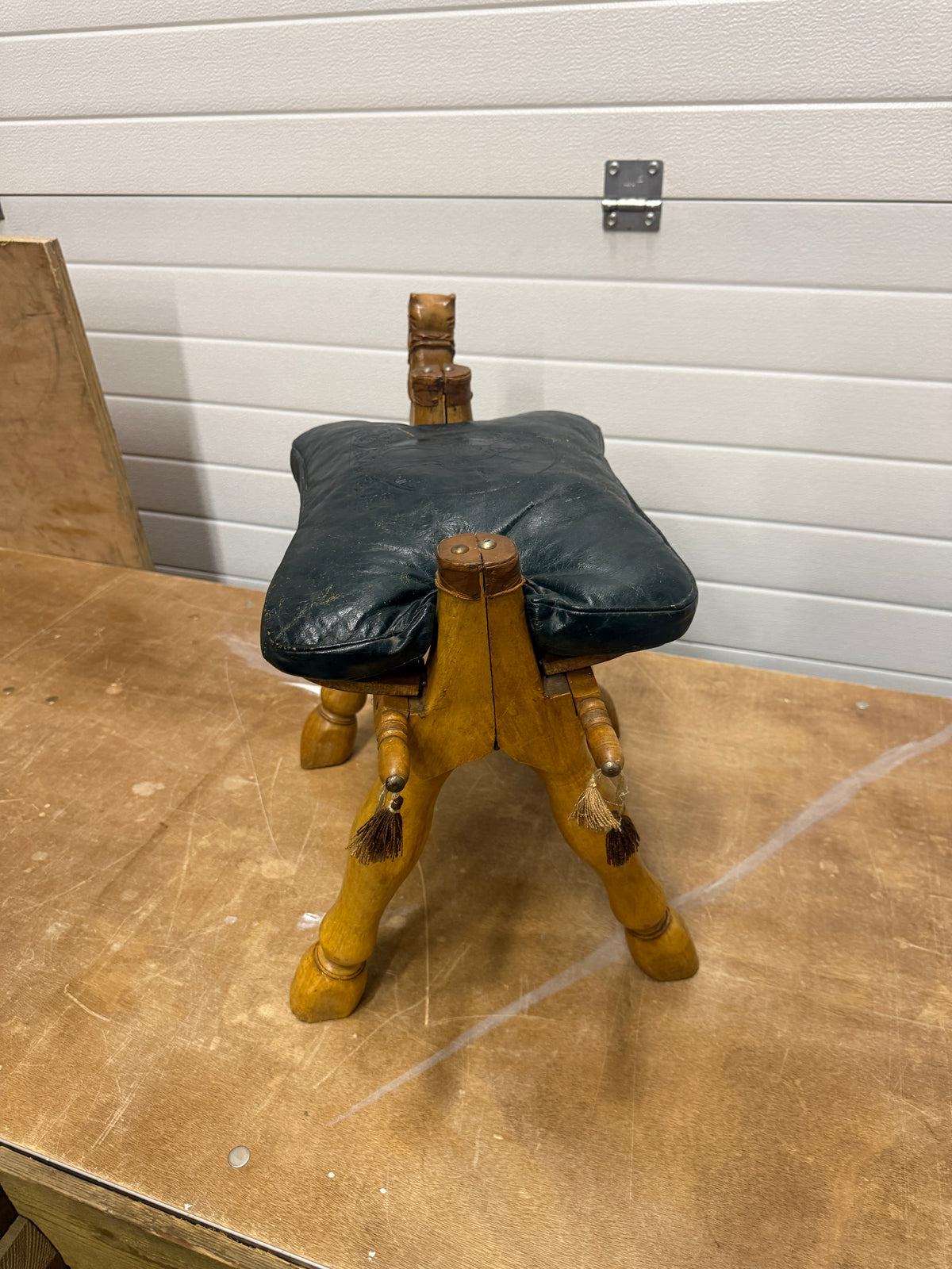 Vintage kamelenkrukje met groen leren kussen
