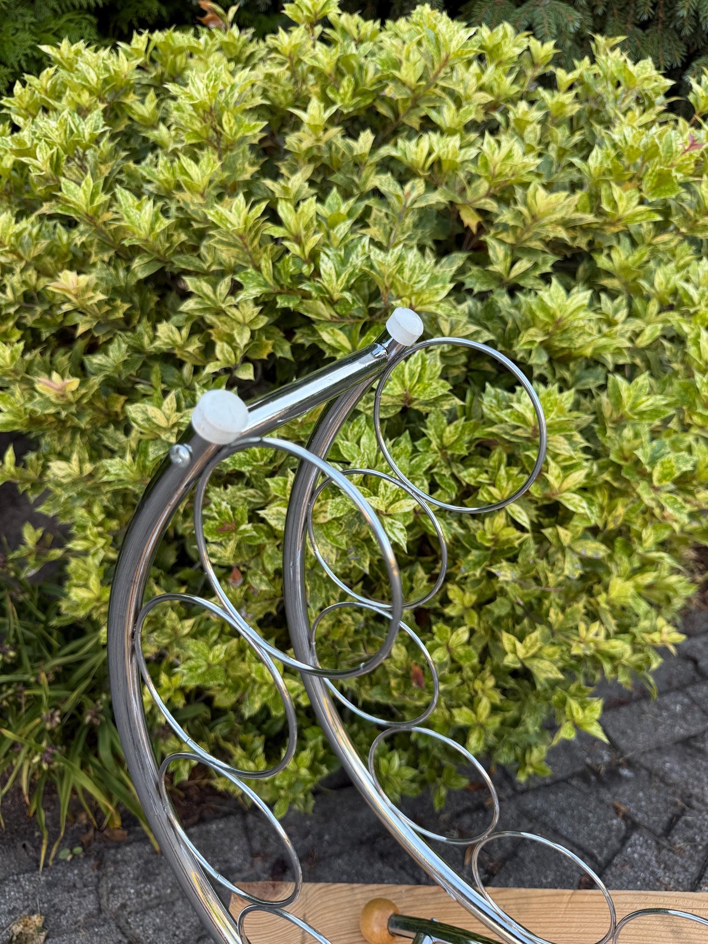 Vintage Chrome Metal Wine Rack, Mid Century Bottle Holder with Wooden Feet, Curved Modern Bar Display, Y2K Wine Storage Stand