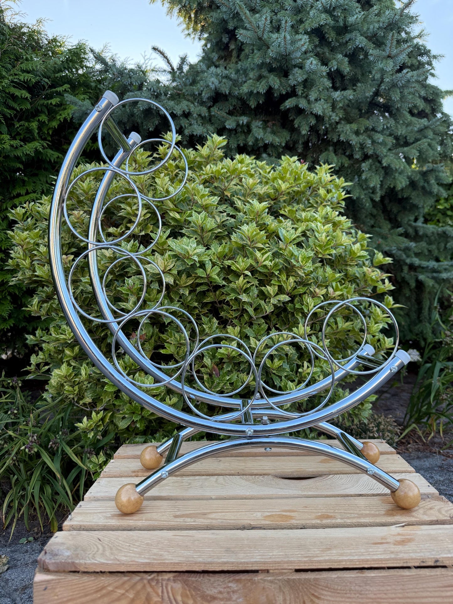 Vintage Chrome Metal Wine Rack, Mid Century Bottle Holder with Wooden Feet, Curved Modern Bar Display, Y2K Wine Storage Stand