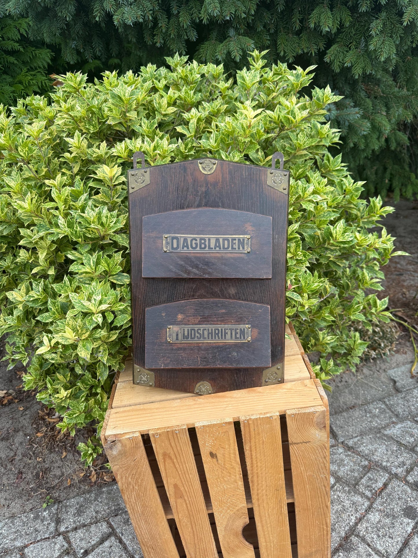 Vintage Dutch Wall-Mount Dagbladen & Tijdschriften Rack with Brass Accents, Wooden Newspaper and Magazine Holder