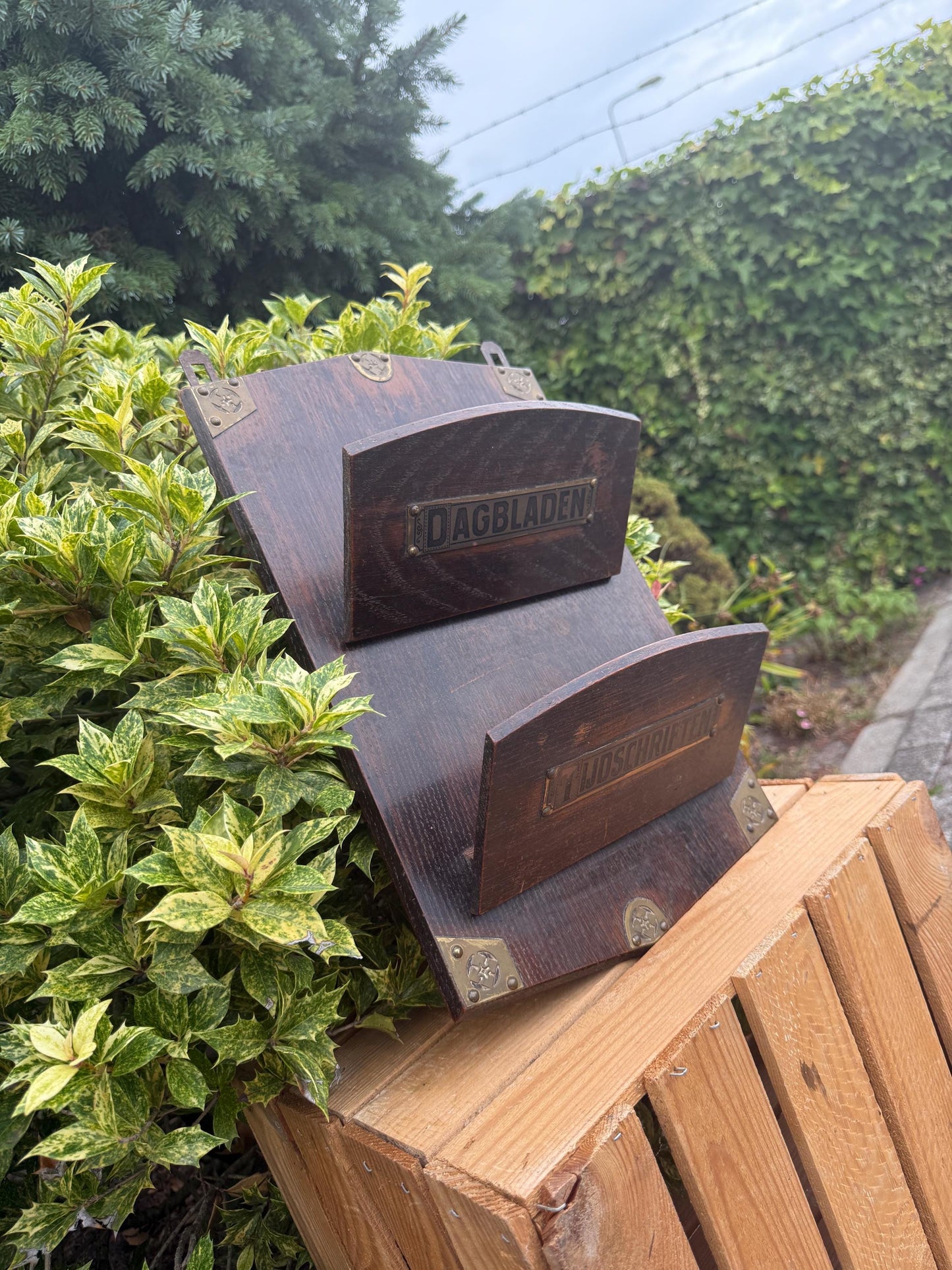 Vintage Dutch Wall-Mount Dagbladen & Tijdschriften Rack with Brass Accents, Wooden Newspaper and Magazine Holder