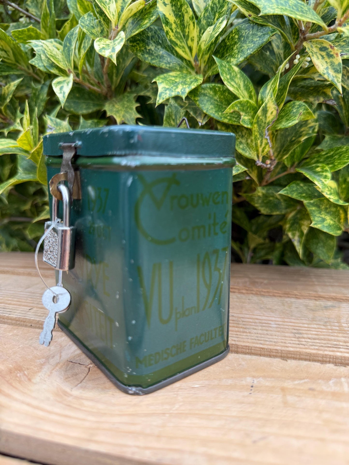 Vintage 1930s “Vrye Universiteit Donation Tin Box, Green Metal Collecte Bank With Lock And Keys, Wall Mount Charity Box, Dutch Collectible